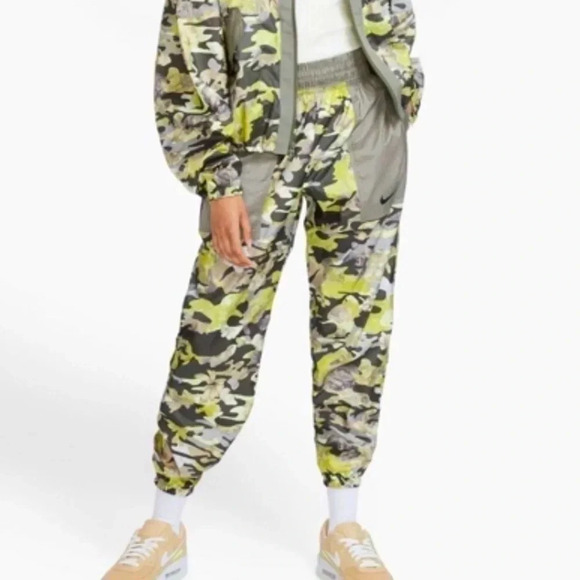 NIKE Mid Rise Joggers Pant Camo Print Women’s Large NWT - Picture 1 of 9